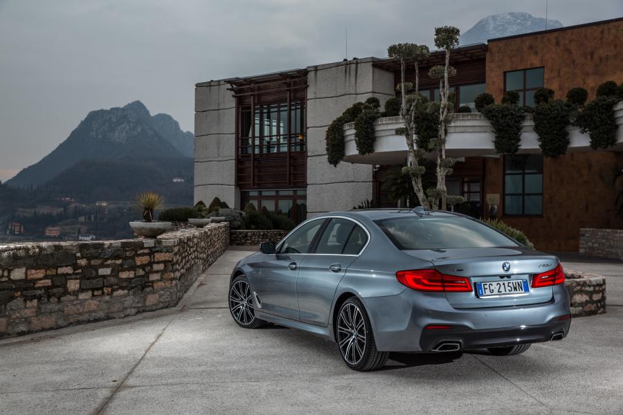  BMW 530d xDrive Sedan M Sport 2017 года  (WW) (фото 14 из 41)